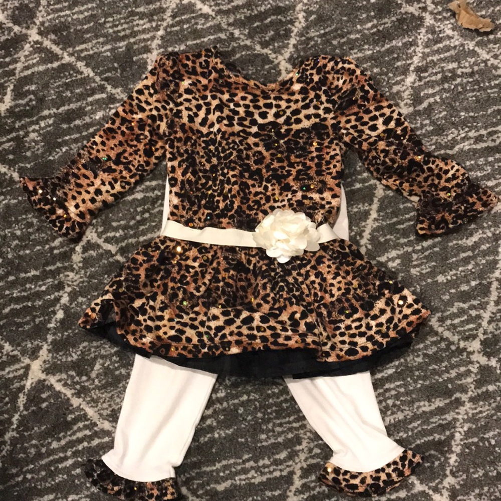 Gently used leopard outfit. Great for the holidays